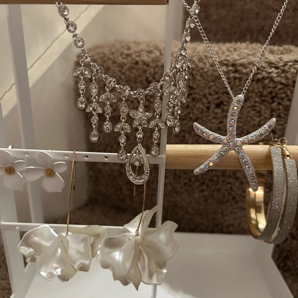 Elegant Silver Necklace with Starfish Pendant